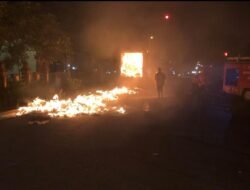 1.200 Karton Mie Instan Dalam Truk Box Ludes Terbakar