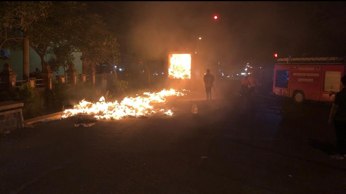 1.200 Karton Mie Instan Dalam Truk Box Ludes Terbakar