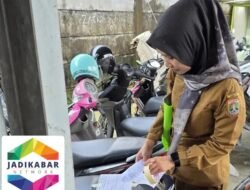Sisir Parkiran Stasiun KRL, Samsat Ciputat Tempel Resi Tagihan Pajak di Ratusan Kendaraan