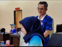 Berseragam Jersi Samsat Bangkalan Hadirkan Nuansa Nobar Piala Dunia Saat Layani Wajib Pajak