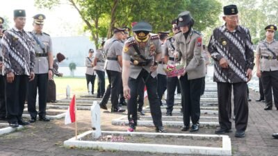 Jelang Hari Bhayangkara ke-80, Polresta Sidoarjo Ziarah dan Tabur Bunga di Makam Pahlawan