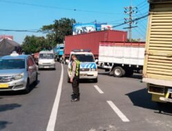 Satlantas Polres Pasuruan Turunkan Personel Amankan Antrean Kendaraan di SPBU Cangkringmalang Beji