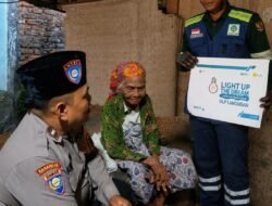 Bhabinkamtibmas Aipda Nanang Sumantri SH. Fasilitasi Bantuan, Lansia 93 Tahun Akhirnya Nikmati Listrik