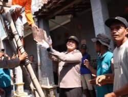 Sambut Hari Bhayangkara ke-80, Polres Lamongan Bedah Rumah Warga Kurang Mampu dan Salurkan Bansos