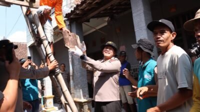 Sambut Hari Bhayangkara ke-80, Polres Lamongan Bedah Rumah Warga Kurang Mampu dan Salurkan Bansos