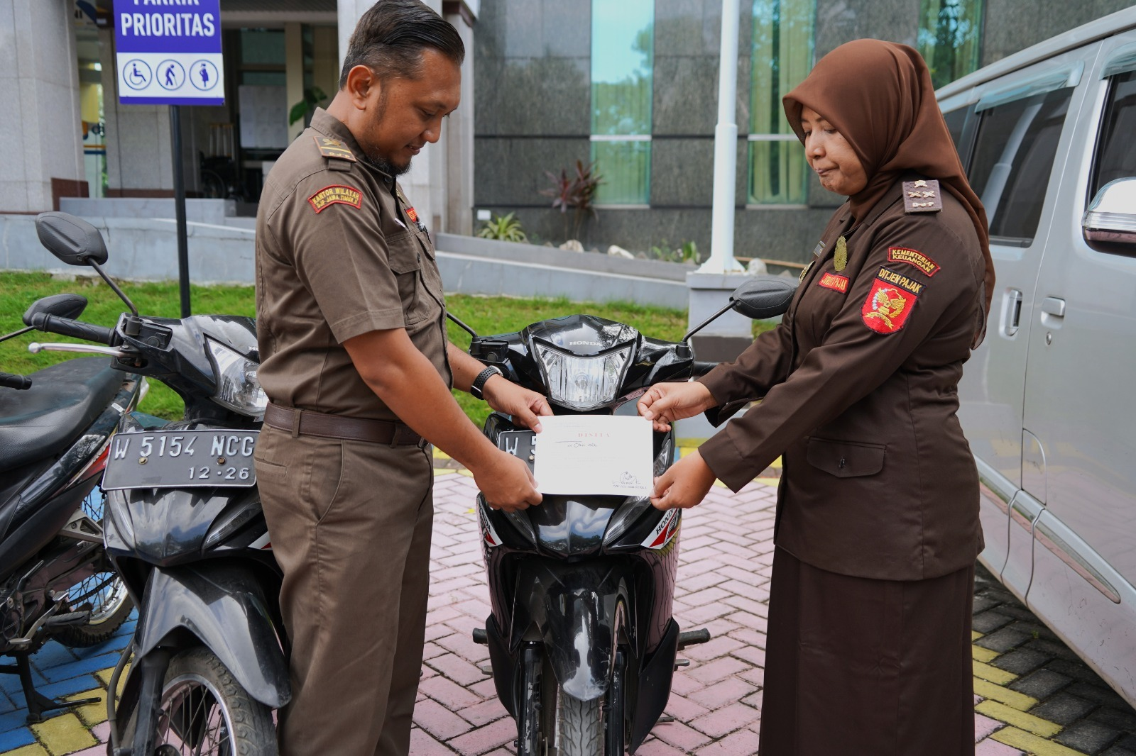 Tiba-Tiba Muncul Plakat "DISITA", Ternyata DJP Jatim Sedang Kejar Tunggakan Rp621 Miliar