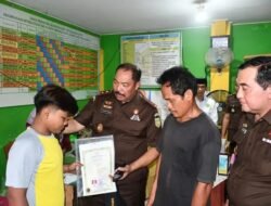 Kajati Jambi Sugeng Hariadi Lunasi Tunggakan Sekolah Dua Siswa Kurang Mampu, Pastikan Hak Pendidikan Tetap Terpenuhi