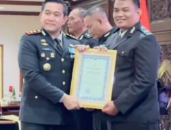 Belum Genap 6 Bulan, Aipda Nanang Sumantri, S.H. Raih Dua Penghargaan dari Kapolres Lamongan pada Hari Bhayangkara ke-80