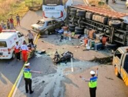 Tragedi Jumat Pagi di Jalur Tengkorak Tangkel, 5 Kendaraan Ringsek, 2 Tewas di Akses Suramadu