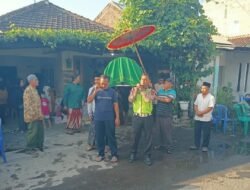 Bhabinkamtibmas Polsek Krian Takziah dan Antar Jenazah Warga