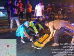 Dua Pelajar Meninggal Tabrakan Adu Depan, Polisi Lamongan Lakukan Evakuasi