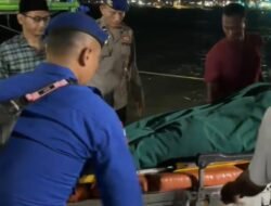 ABK KMN Mitra Usaha Meninggal Dunia di Perairan Masalembu, Satpolairud Polres Lamongan Lakukan Evakuasi