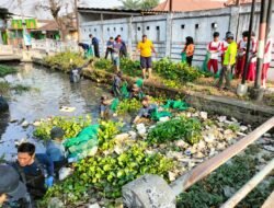 Peduli Kelestarian Lingkungan, Polsek Krian Dukung Aksi Bersih Sungai