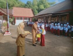 Sambut Siswa Baru SDN Jambu 2 Bangkalan Bagi Seragam dan Alat Tulis Gratis
