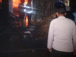 Polres Lamongan Tangani Kebakaran Hebat di Pasar Agrobis, Sekitar 10 Stand Terdampak