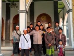Mas Bhabin Sidomukti Lepas Jamaah Ziarah Wali Lima, Wujud Sinergi Polri dan Masyarakat