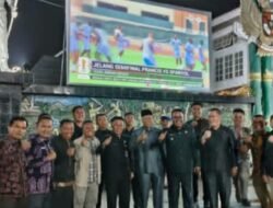 Wako Alfin Bersama Wawako Azhar Hamzah Nobar Piala Dunia Bersama Warga di Tugu 17