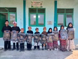 Kepedulian IPDA Purnomo Wujud Perhatian Nyata, MI Bahrul Ulum Dusun Dermo Terima Bantuan Tas Sekolah