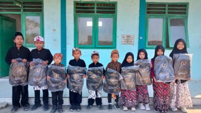 Kepedulian IPDA Purnomo Wujud Perhatian Nyata, MI Bahrul Ulum Dusun Dermo Terima Bantuan Tas Sekolah