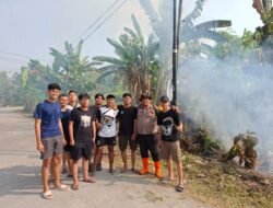 Cak Bhabin Sidomukti Jadi Motor Penggerak Jumat Bersih, Satukan Mahasiswa KKN UPN Surabaya dan Warga Sambut HUT Ke-81 RI