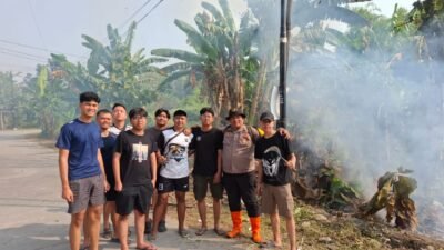 Cak Bhabin Sidomukti Jadi Motor Penggerak Jumat Bersih, Satukan Mahasiswa KKN UPN Surabaya dan Warga Sambut HUT Ke-81 RI