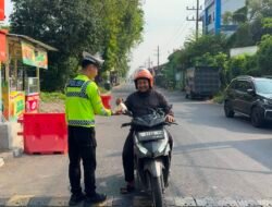 Polsek Waru Gelar Jumat Berkah, Bagikan 150 Paket Makanan dan Minum Ke Pengguna Jalan