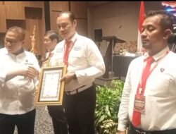 Dir Narkoba Polda Jatim Serahkan Piala Penghargaan kepada AKP Adik Agus Putrawan, Satresnarkoba Tanjung Perak Ukir Prestasi Gemilang