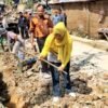 Hari Ketiga Pascabanjir Serbelawan, Camat Siti Aminah Pimpin Gotong Royong Massal, Material Tembok Roboh Dimanfaatkan Perbaiki Jalan