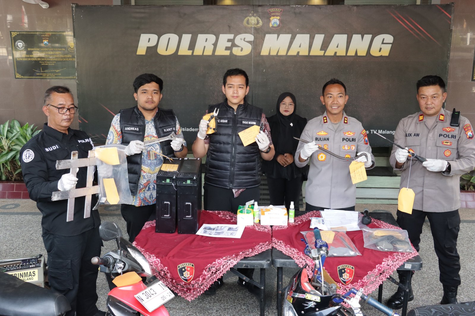 TERBONGKAR! Polres Malang Ungkap Komplotan Spesialis Pencuri Baterai Tower
