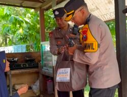 Kapolsek Taman Bagikan Sembako kepada Warga, Ajak Anggota Peduli Sosial