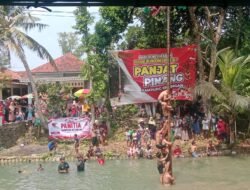 Rayakan HUT RI 81 Lomba Panjat Pinang Ketengan Burneh Jadi Sarana Pererat Silaturahmi Warga