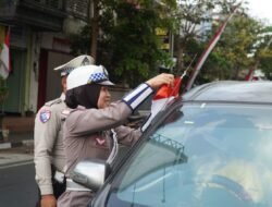 Semarak HUT RI, Polisi Pasang Bendera Merah Putih di Kendaraan Warga Malang