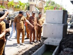 Sidak Betonisasi Jalan Tambak Cemandi, Bupati Subandi Tekankan, Pentingnya Percepatan sekaligus Kualitas Hasil Pembangunan