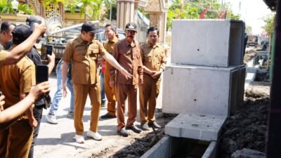 Sidak Betonisasi Jalan Tambak Cemandi, Bupati Subandi Tekankan, Pentingnya Percepatan sekaligus Kualitas Hasil Pembangunan