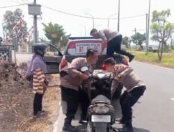 Polisi Penolong, Personel Polsek Burneh Antar Pengendara Motor Mogok di Akses Suramadu Sampai ke Rumah