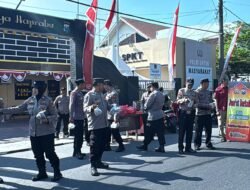 Polsek Waru Bagikan 100 Paket Nasi dan Air Minum kepada Pengguna Jalan