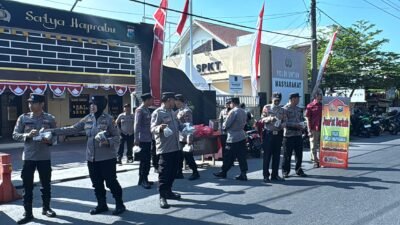 Polsek Waru Bagikan 100 Paket Nasi dan Air Minum kepada Pengguna Jalan