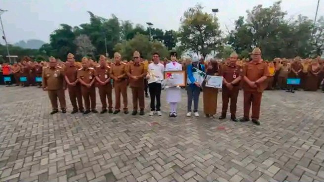 Kota Sungai Penuh Ukir Sejumlah Prestasi, Wako Alfin Serahkan Penghargaan