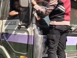 Polisi Hadir di Tengah Masyarakat, Ratusan Bendera Merah Putih Dibagikan Jelang HUT RI ke-81