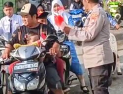 Polsek Jabon Gelorakan Gerakan Merah Putih, Bagikan 100 Bendera kepada Masyarakat