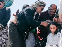Prosesi ritual cukur rambut gimbal dalam DCF 2026