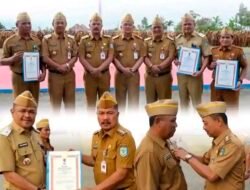 Bupati dan Wakil Bupati Kerinci Serahkan Penghargaan Satyalancana Karya Satya kepada Puluhan ASN
