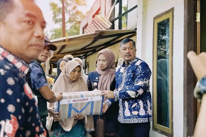 Bupati Kerinci Tinjau Langsung Korban Kebakaran di Desa Kemantan Tinggi