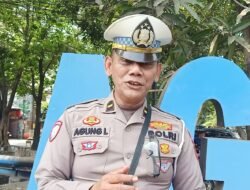 Polsek Sukodono Dukung Dishub Sidoarjo Pasang Marka jalan di Simpang Lima Saimbang