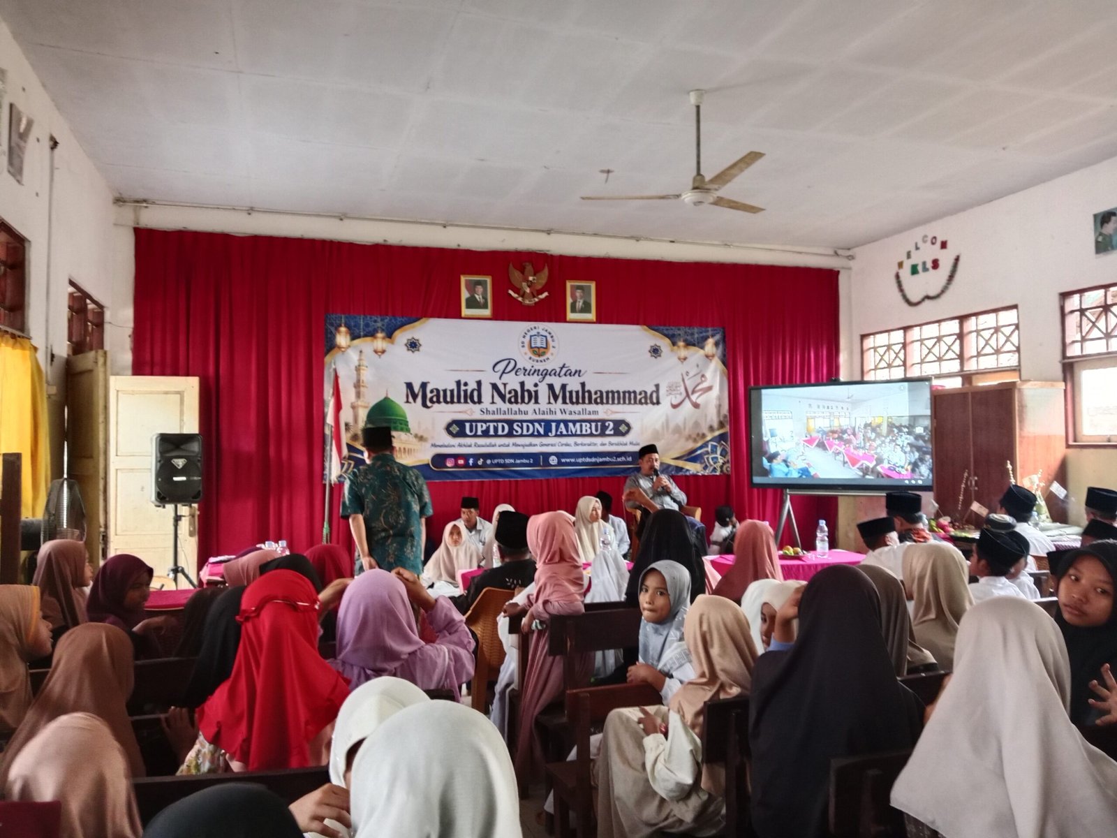 Ribuan Siswa UPTD SD Jambu 02 Burneh Bangkalan Peringati Maulid Nabi, Unjuk Kebolehan Tim Banjari Besutan Alumni
