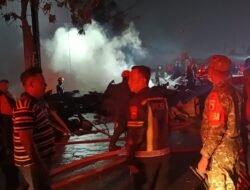 Polsek Krian Gercep Tangani Kebakaran Warkop dan Tumpukan Palet