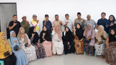 Jajaran niniak mamak, induak ampek paruik, serta Bundo Kanduang dari Kaum Rang Kayo Bungo Tanjuang berfoto bersama usai menggelar konferensi pers penegasan keabsahan Pucuk Adat Nagari Air Bangis Aulia Amri Gelar Sutan Kerajaan di Gedung KAN Air Bangis, Senin (14/9/2026)(Foto: Saipen/JadiKabar).