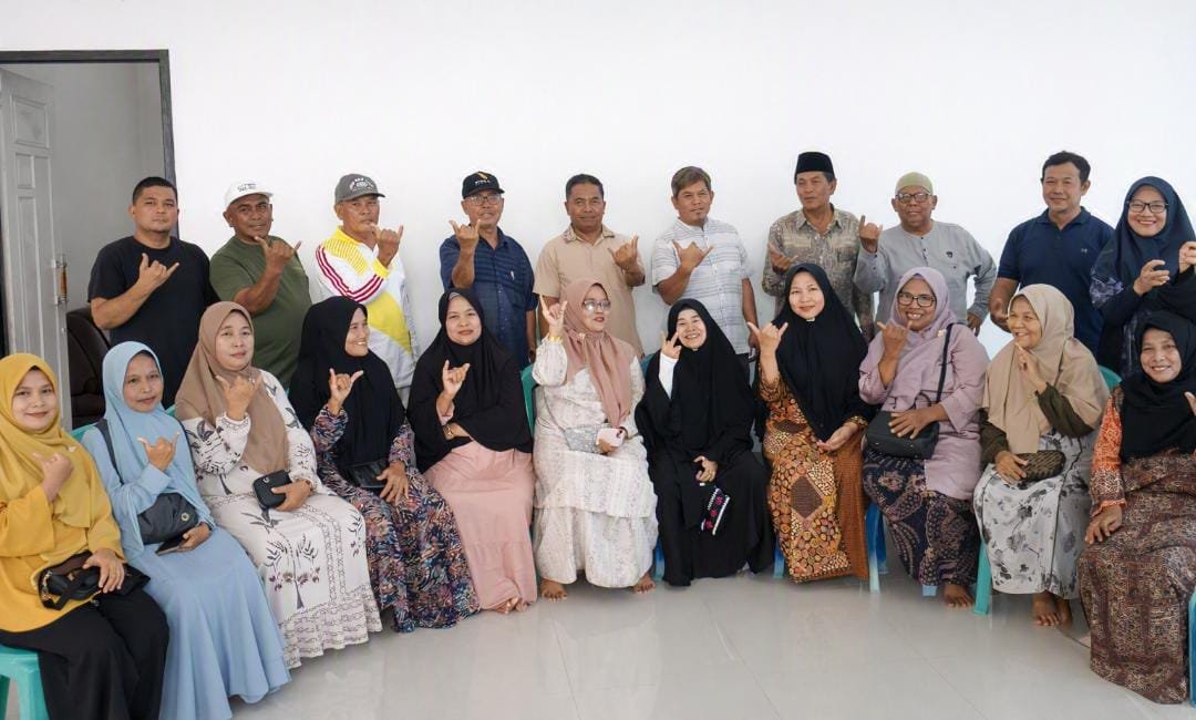 Jajaran niniak mamak, induak ampek paruik, serta Bundo Kanduang dari Kaum Rang Kayo Bungo Tanjuang berfoto bersama usai menggelar konferensi pers penegasan keabsahan Pucuk Adat Nagari Air Bangis Aulia Amri Gelar Sutan Kerajaan di Gedung KAN Air Bangis, Senin (14/9/2026)(Foto: Saipen/JadiKabar).