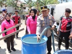 Polres Bangkalan Distribusikan 48.000 Liter Air Bersih ke Wilayah Terdampak Kekeringan