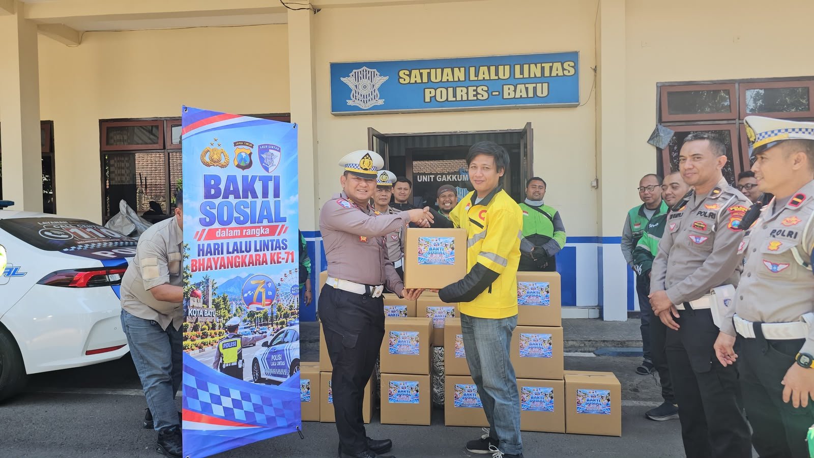 Peringati HUT Lantas ke-71, Satlantas Polres Batu Gelar Baksos Bagikan Bingkisan kepada Komunitas Ojol